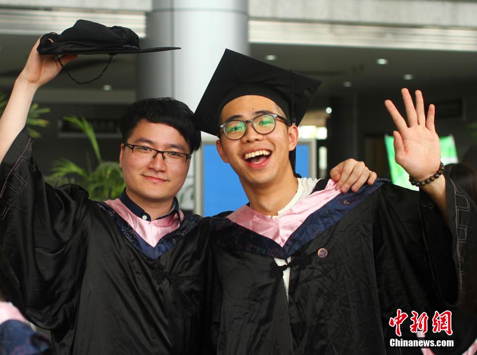 6月6日，浙江理工大學(xué)的畢業(yè)生們在校園中以賣萌、搞怪等獨具青春特色的方式告別大學(xué)生涯。中新社發(fā) 李晨