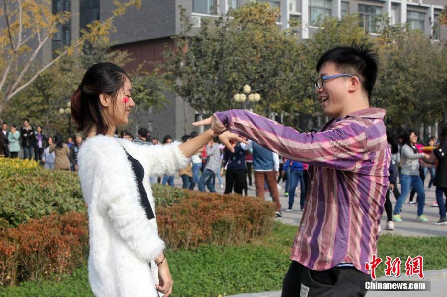 11月11日，河南財(cái)經(jīng)政法大學(xué)校園內(nèi)，300名在校大學(xué)生在上演了一出“光棍”也瘋狂的“快閃”大戲。