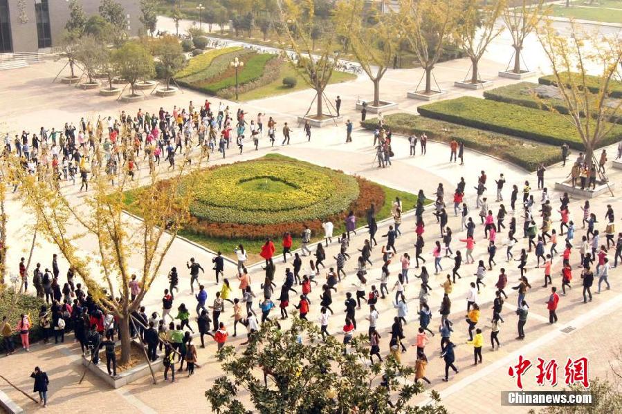 11月11日，河南財(cái)經(jīng)政法大學(xué)校園內(nèi)，300名在校大學(xué)生在上演了一出“光棍”也瘋狂的“快閃”大戲。
