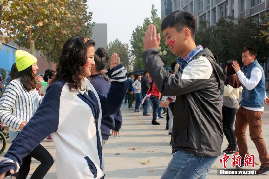 11月11日，河南財(cái)經(jīng)政法大學(xué)校園內(nèi)，300名在校大學(xué)生在上演了一出“光棍”也瘋狂的“快閃”大戲。