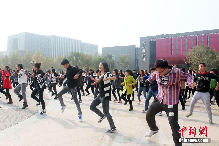 11月11日，河南財(cái)經(jīng)政法大學(xué)校園內(nèi)，300名在校大學(xué)生在上演了一出“光棍”也瘋狂的“快閃”大戲。