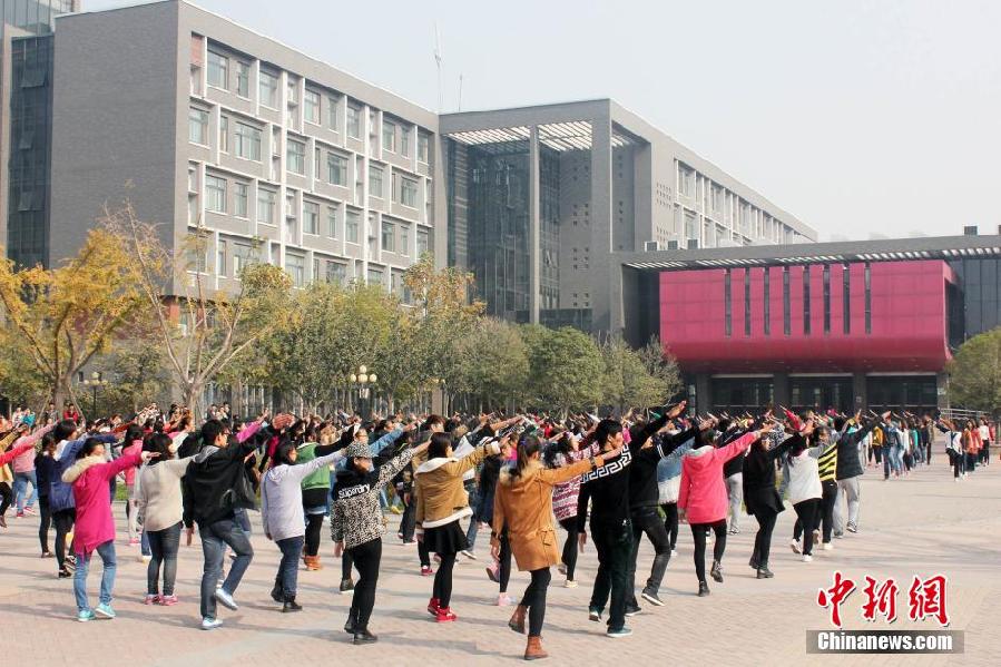 11月11日，河南財(cái)經(jīng)政法大學(xué)校園內(nèi)，300名在校大學(xué)生在上演了一出“光棍”也瘋狂的“快閃”大戲。
