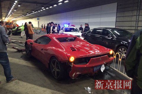 一輛蘭博基尼與一輛法拉利發(fā)生事故，現(xiàn)場狀況慘烈