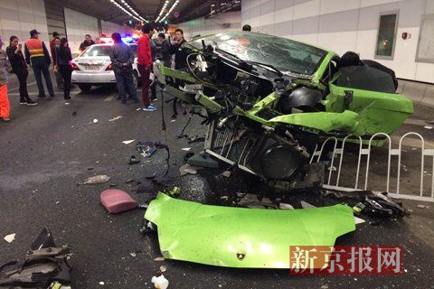 一輛蘭博基尼與一輛法拉利發(fā)生事故，現(xiàn)場狀況慘烈