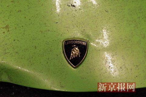 一輛蘭博基尼與一輛法拉利發(fā)生事故，現(xiàn)場狀況慘烈