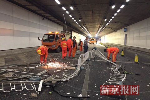 一輛蘭博基尼與一輛法拉利發(fā)生事故，現(xiàn)場狀況慘烈