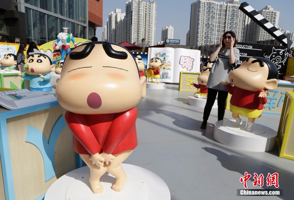 4月22日，游客參觀蠟筆小新特展?！跋灩P小新25周年紀(jì)念特展”日前在北京開(kāi)展