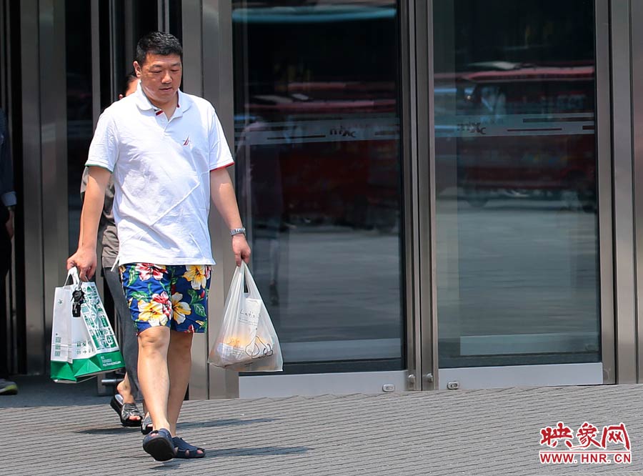 褲頭、T恤的裝束依然提前入夏
