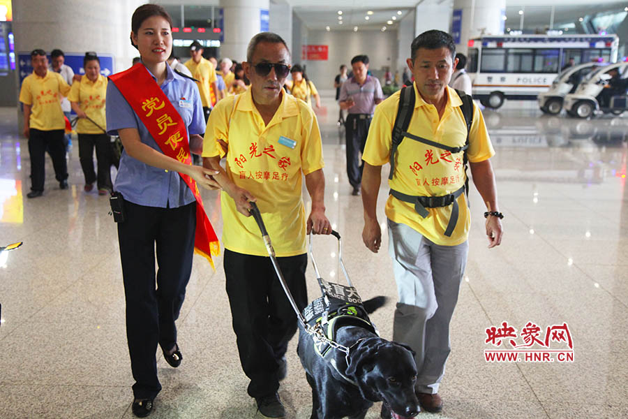 接到鄭州市愛心導(dǎo)盲犬服務(wù)中心的乘車請求后，鄭州東站抽調(diào)了工作人員進行對接，提前做好服務(wù)引導(dǎo)準(zhǔn)備。