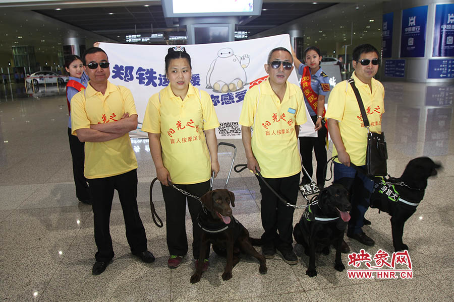他們此次攜帶的導(dǎo)盲犬名字分別叫A米、戴安娜、凱西，A米是鄭州市第一條導(dǎo)盲犬。