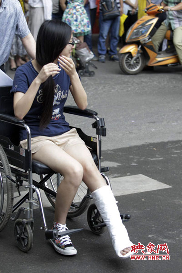 鄭州回中考點(diǎn)，一名考生左腳受傷，坐著輪椅入考場(chǎng)。