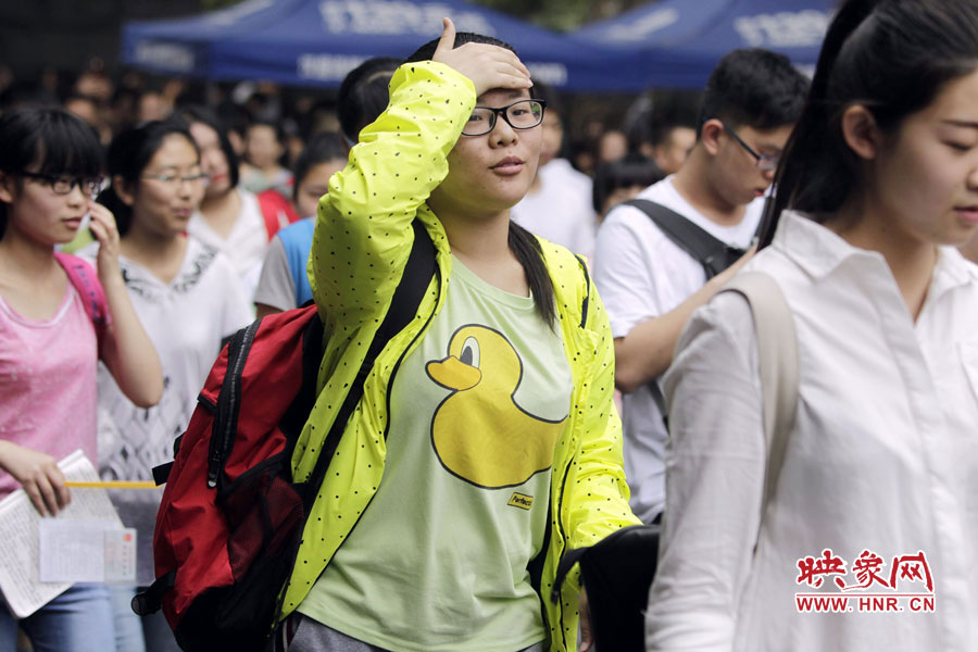 鄭州回中考點(diǎn)，考生輕松入場(chǎng)。