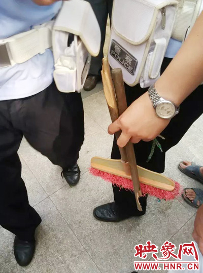老太從環(huán)衛(wèi)工手中奪過掃帚，用腳踩斷，用力向環(huán)衛(wèi)工人的手上和腿上敲去。