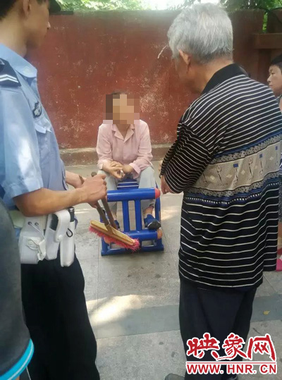 老太當(dāng)時(shí)坐在健身器材上做仰臥起坐，說環(huán)衛(wèi)工人影響她鍛煉身體了，便開始謾罵環(huán)衛(wèi)工人。