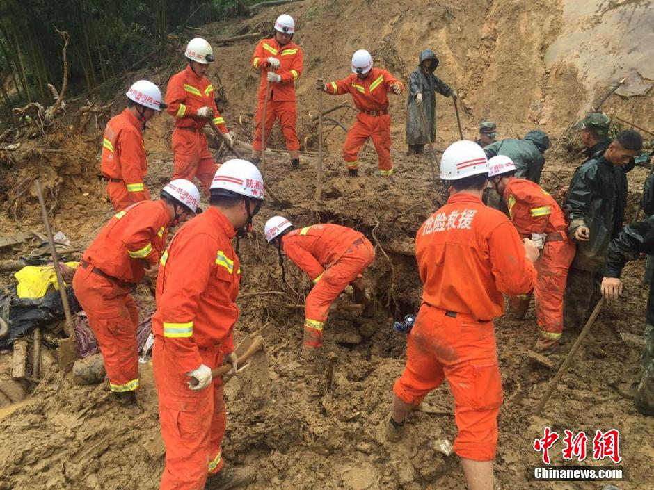 8月19日，救援人員正在全力搜尋被埋遇難者