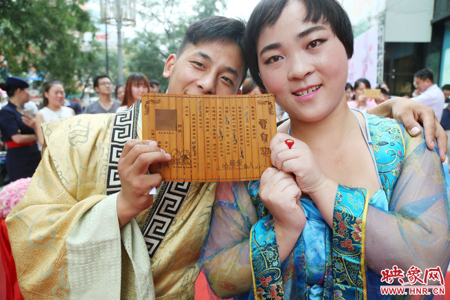 一對兒情侶現(xiàn)場展示“賣身契”內(nèi)容。