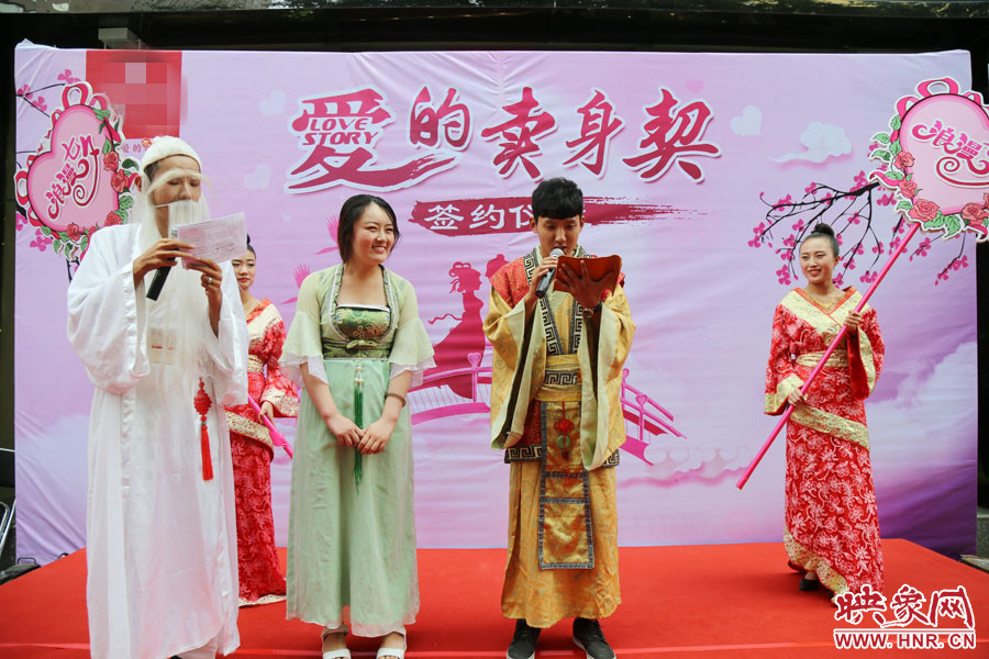 男子現(xiàn)場宣讀“賣身契”的內(nèi)容，讓大家作證。