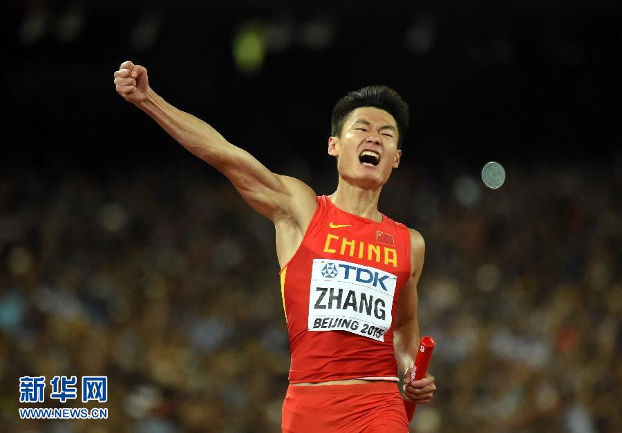 8月29日，中國隊(duì)選手張培萌沖過終點(diǎn)線后振臂歡呼。
