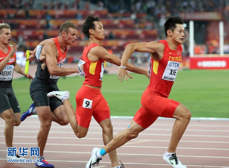 中國隊(duì)選手謝震業(yè)（右一）和莫有雪在比賽中交接棒。