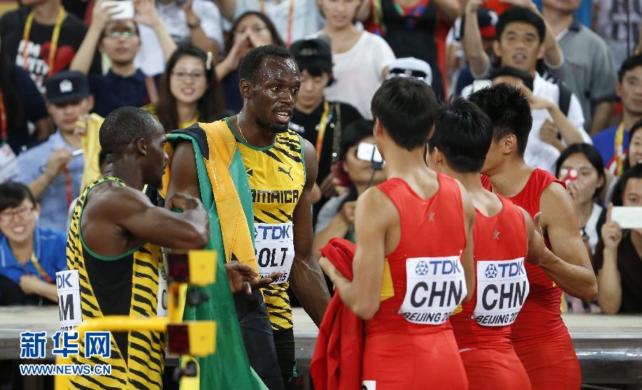 中國隊(duì)隊(duì)員賽后與牙買加選手博爾特（左二）交談。