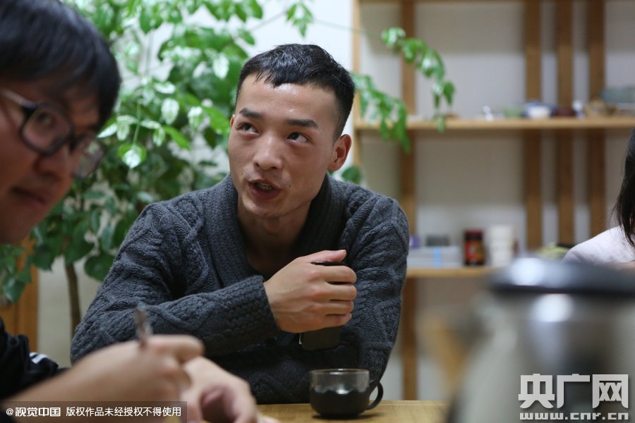 網(wǎng)絡(luò)紅人葉良辰現(xiàn)身浙江臺州，接受記者的專訪。