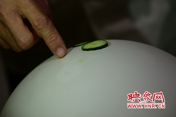 在面團(tuán)氣球上切菜。