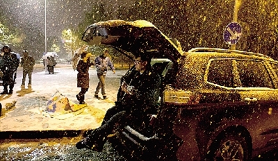 彈琴彈到手指都沒知覺了，還在一首又一首地唱。