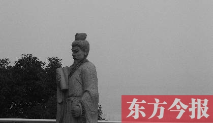 23日，從中原福塔基座平臺(tái)看向世紀(jì)歡樂園的景象