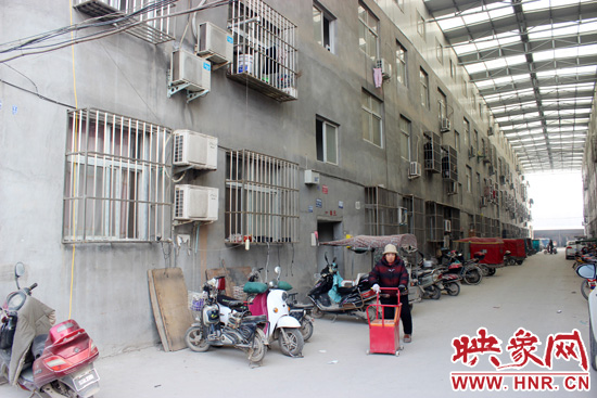 三棟居民樓沒有任何手續(xù)，沒有房產(chǎn)證，售價超級低。