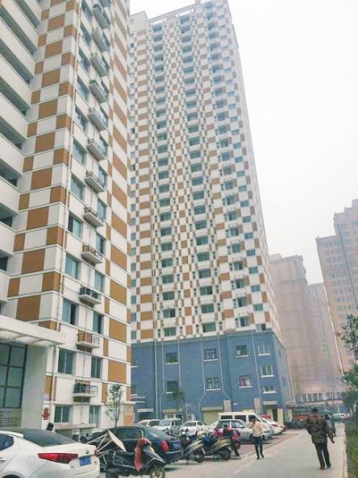 鄭州中基都市春天小區(qū)的公租房一直在閑置,樓下門(mén)面房已營(yíng)業(yè)很長(zhǎng)時(shí)間。