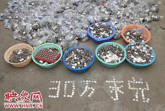 據(jù)負責清點“巨資”的張大爺介紹，這筆“巨資”積攢了兩個月左右，有30萬左右，重達3000多斤。