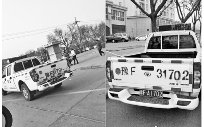鶴壁市兩輛城管執(zhí)法車被拍到車身噴的號碼與牌照不符。