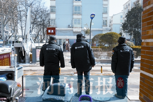 小區(qū)門口有兩撥保安把門，分屬不同的物業(yè)公司