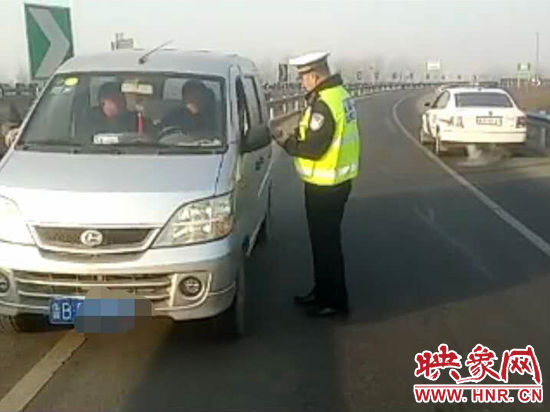 2月3日，一名男子因錯過了路口不顧自身安全竟然在高速上逆行，被焦作高速交警逮個正著。