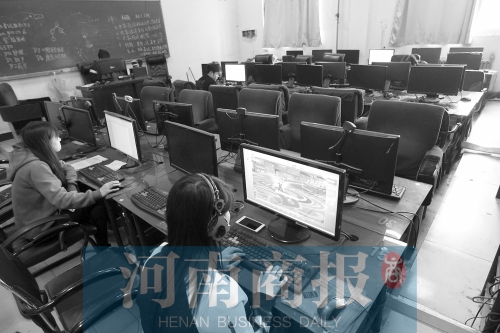 鄭州黃河護(hù)理職業(yè)學(xué)院的微機(jī)室內(nèi)，一女學(xué)生正在打游戲