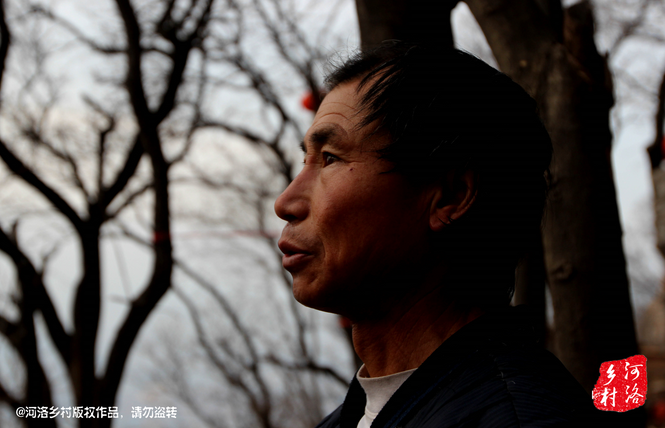 不過老崔對(duì)鄰居卻有著十分的不屑，平日里他們的生活，主要是自己種植的蔬菜和野菜，偶爾有山下香客的供奉。而鄰居卻經(jīng)常揀一些驢友丟棄的物品，飲料瓶，塑料紙，或者其它的物品。