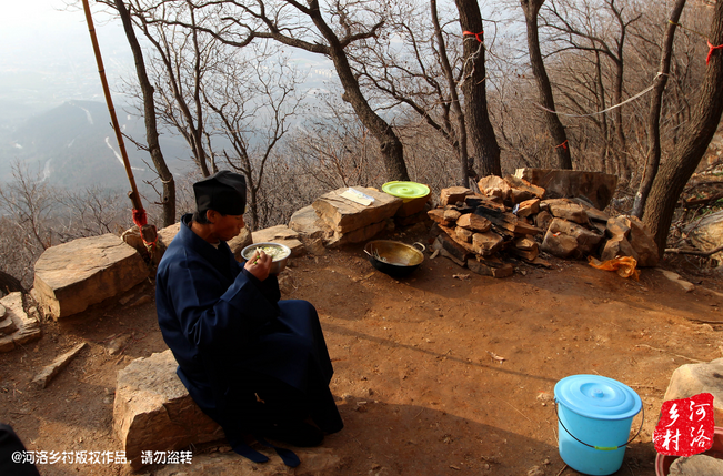 鄰居有時(shí)候會(huì)拿這些廢品下山，換取一些食物，對(duì)于老崔來說，既然出家就該安守清貧，撿破爛換好吃的，不是出家人該做的。他偷偷把鄰居的一大包廢品踢下了山，于是爭(zhēng)吵并且打起了架。