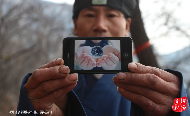 老崔雖然在山上修行，可是家里還有六個(gè)兄弟姐妹，家里人來找過他，他認(rèn)為打工太累了，還需要受氣，不如山中修行自在。通過山下的香客，他花了800塊錢買了一個(gè)蘋果手機(jī)，這是他在山上最奢侈的一次購(gòu)物。老崔有些心疼，他說那個(gè)香客不應(yīng)該收他錢才對(duì)。