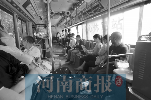 高考家長坐公交“討彩頭” 網(wǎng)友提醒：“別坐985路” 為啥？
