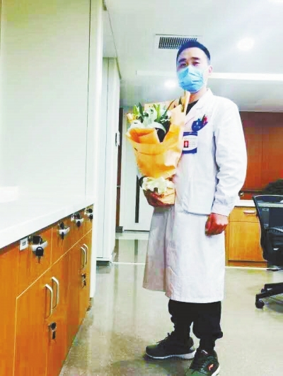 王運明時常收到患者送來的花束，談起救人，他說都是身為醫(yī)生應(yīng)該做的。