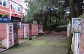 緊挨鐵山坪基地，有一條“迷你”街道，雖然簡陋，但尚未拆去的店鋪名稱顯出了曾經(jīng)的“繁華”。組圖/記者倪志剛