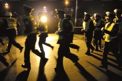 ▲涼山警方連夜出擊打拐。本報(bào)記者歐陽曉菲攝