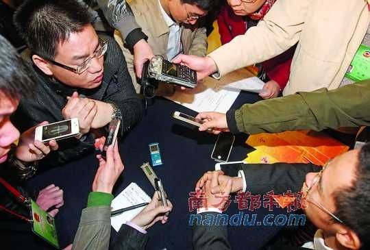 咨詢問政會上，記者的錄音設備遍布臺面。南都記者 馮宙鋒 攝