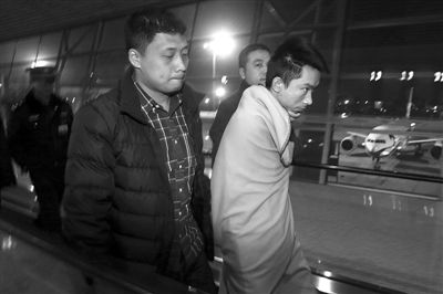 昨日，首都機場，跨國綁架勒索團伙首犯中國籍男子奚某被押解回國。新京報記者 尹亞飛 攝