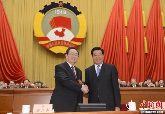 3月11日下午，全國政協十二屆一次會議在北京人民大會堂舉行第四次全體會議，俞正聲當選政協第十二屆全國委員會主席。圖為政協第十一屆全國委員會主席賈慶林和俞正聲握手，表示祝賀。中新社發(fā) 廖攀 攝