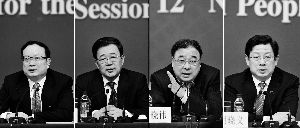 昨天，國(guó)務(wù)院深化醫(yī)藥衛(wèi)生體制改革領(lǐng)導(dǎo)小組辦公室負(fù)責(zé)人王保安、孫志剛、馬曉偉、胡曉義（從左至右）就“醫(yī)藥衛(wèi)生體制改革”有關(guān)問(wèn)題回答記者提問(wèn)。記者王鵬/攝
