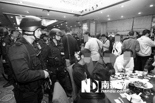 手持微沖、身穿防彈背心的警員進入酒樓進行調查。深圳警方供圖