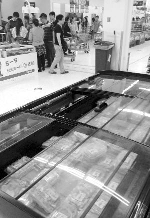 新街口某超市羊肉卷柜臺(tái)無(wú)人問(wèn)津。