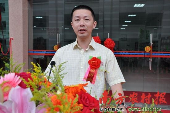 揭東縣人民政府副縣長(zhǎng)江中詠在廣東流動(dòng)圖書(shū)館揭東分館揭幕儀式致辭。