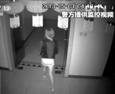監(jiān)控視頻中，女子獨(dú)自走向墜樓處。 央視視頻截圖